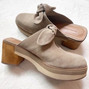 BERNARDO Retro Clay/Taupe/Beige Suede Mule Clog Bowtie/Keyhole Chunky Wood Heels